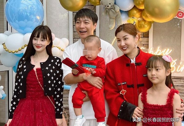 李小璐10歲女兒近照曝光，漂亮又可愛，身高已超媽媽肩膀