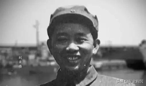 打下U-2,各位元帥都讓嶽振華坐自己身邊,他為何坐2位上將中間? 打下U-2,各位元帥都讓嶽振華坐自己身邊,他為何坐2位上將中間?