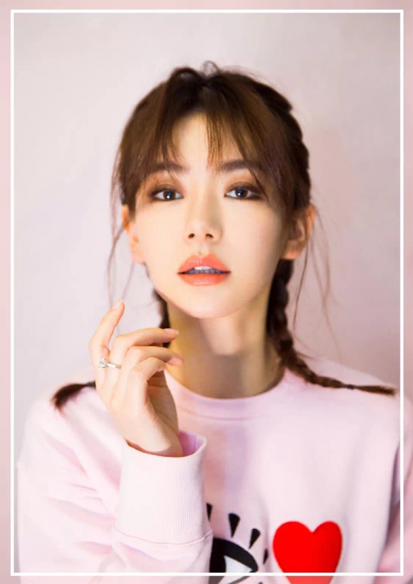 戚薇天生也不是仙女，素顏臉蛋也有法令紋，雙麻花辮還挺特殊