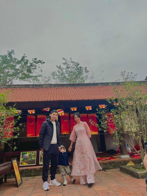 看看毒打男足的越南隊隊員與其家人的合照