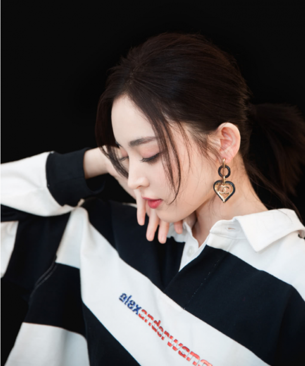 92年的古力娜扎，五官精緻立體，氣質冷豔動人