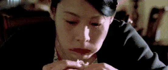 鞠婧禕新劇現騷操作！馬戴美瞳畫眼線，這女演員衣服裡露出個啥？