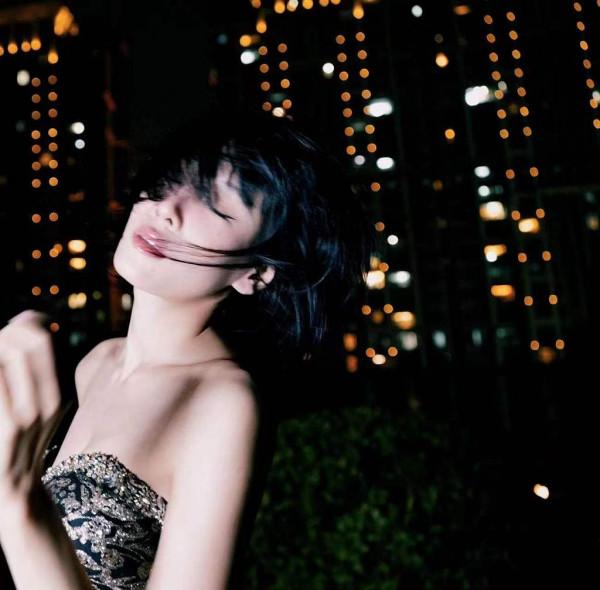 張藍心亮相2021金雞獎閉幕式 穿亮片抹胸裙氛圍感十足