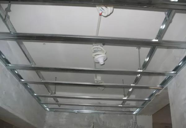 輕鋼龍骨、木龍骨與鋁扣板,吊頂用哪種做好? 輕鋼龍骨、木龍骨與鋁扣板,吊頂用哪種做好?