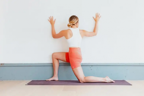 這8個瑜伽體式，試試這樣靠牆練，不僅深入還正位