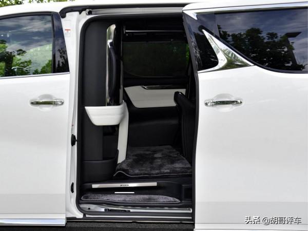 MPV天花板竟然手動天窗，坐姿舒適，實拍雷克薩斯LM