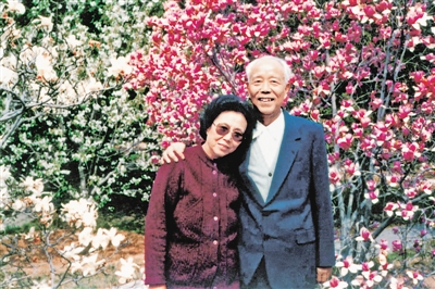 他官至正國級，擔任多年副總理，把長子送去勞動，讓幼子駐守邊疆