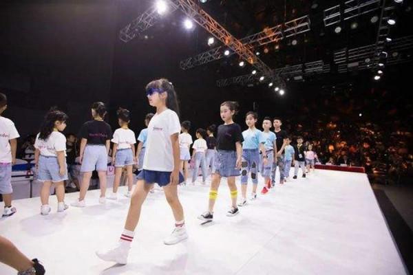 1983年，美國夫婦生下14.5斤巨嬰，從小遭受歧視，如今卻成為空警