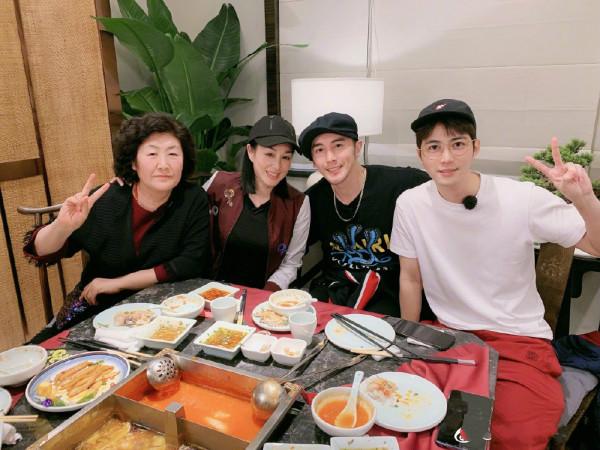 鍾麗緹張倫碩夫婦出遊，粉衣配麻花辮好少女，大10歲的婆婆最吸睛