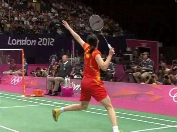 做好第一步架拍,為發力做好前期工作,才能打出有威脅性的正手球 做好第一步架拍,為發力做好前期工作,才能打出有威脅性的正手球