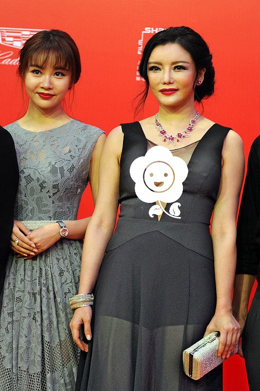 在選美比賽三連冠的彭丹,雖然奔五了,但穿黑色服裝也不老 在選美比賽三連冠的彭丹,雖然奔五了,但穿黑色服裝也不老