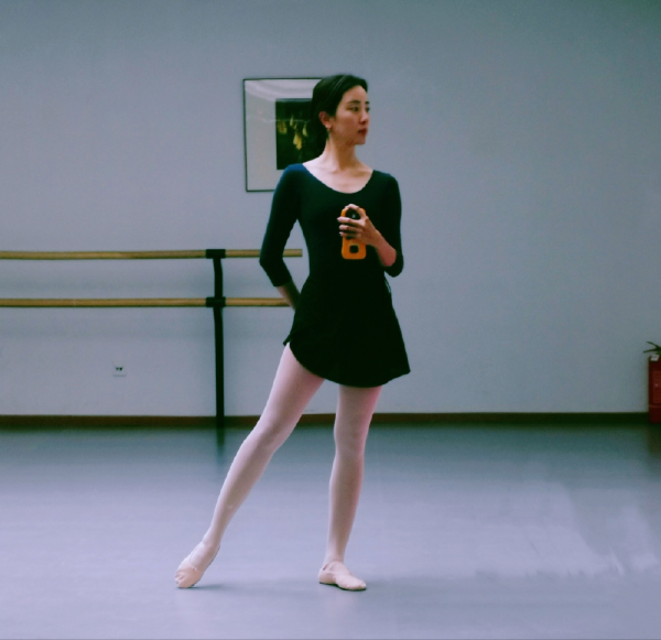 李思思：十年主持8次春晚，嫁初戀三年生兩子，她的背景是她自己