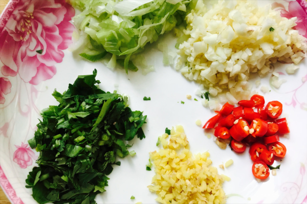 12道家常菜的做法，6熱菜，4冷盤，2湯，簡單易學，適合上班族