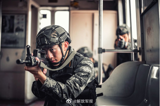 軍校學員畢業照，太太太太太酷了