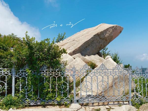 泰山山頂這塊著名的石頭，有的遊客非常熟悉，有的遊客卻不知道