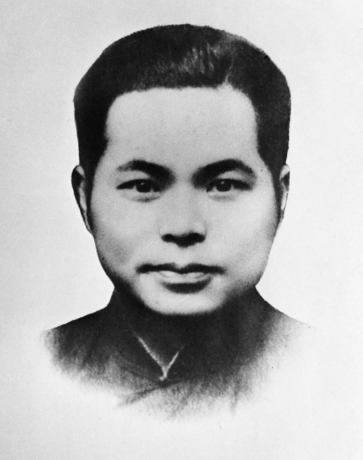 解放前，國軍少將闖入一地下黨房間，拔槍道：我有重要情報給黨