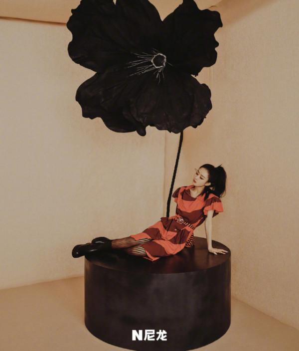 趙麗穎新刊變小魔女！花苞蓬蓬裙比人都大一圈，搭配棉服竟不老氣