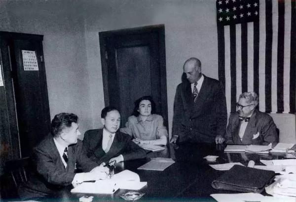 1956年毛主席舉行國宴，錢學森到場找不到座位，毛主席：來1號桌