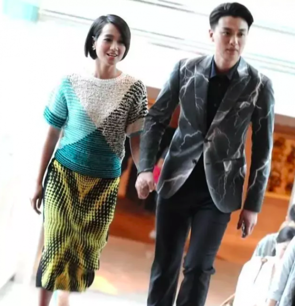 朱丹費心裝嫩，打扮豔麗看著仍比周一圍年長，夫婦同框牽手秀恩愛