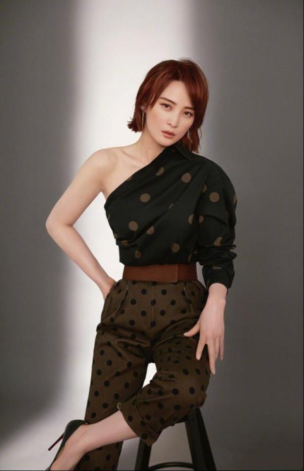 44歲蔣勤勤又高調了一回,穿西裝不繫扣,搭配蕾絲吊帶顯瘦又洋氣 44歲蔣勤勤又高調了一回,穿西裝不繫扣,搭配蕾絲吊帶顯瘦又洋氣