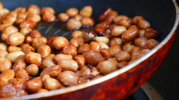 炒花生米別先放油了,50歲老爸教你一個不外傳絕招,香脆不黑焦 炒花生米別先放油了,50歲老爸教你一個不外傳絕招,香脆不黑焦