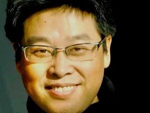 《作家》頭條詩人桑克的詩《演員》，到底在諷刺什麼？