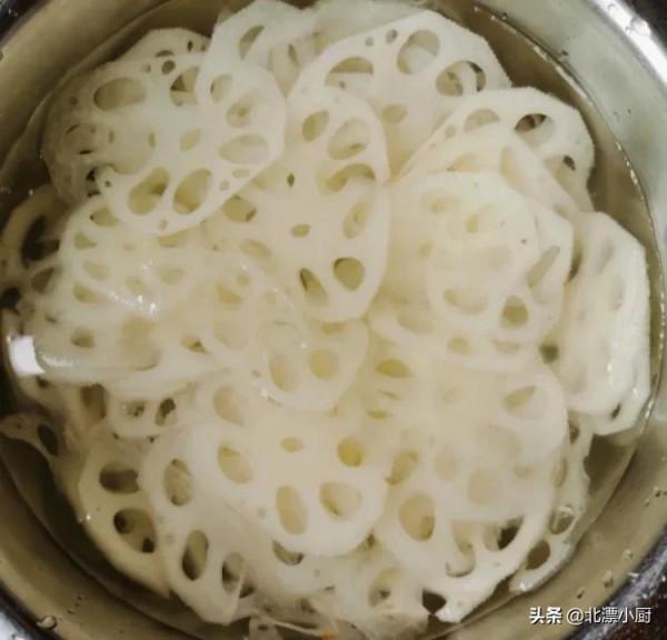 蓮藕焯水只加白醋，難怪還發黑？只需多加1味料，蓮藕白淨脆爽
