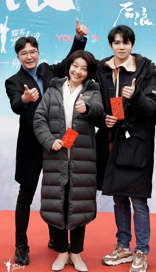 54歲江珊終於復出，不做髮型全場最樸素，奶奶風打扮更暴露年齡