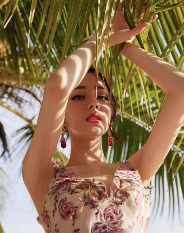 迪麗熱巴最新沙灘圖集，又是絕美造型