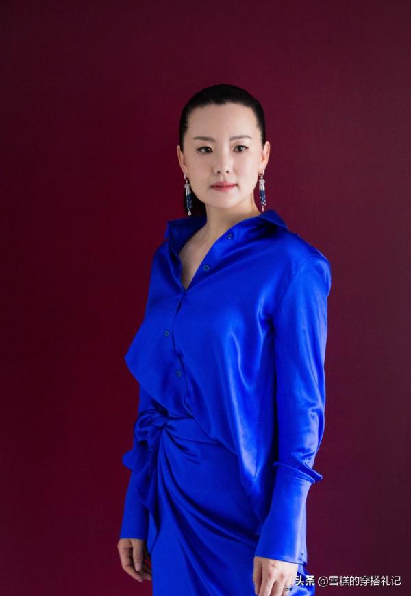 40歲左右的女人，衣服儘量不要穿駝色和灰色，其實這些更氣質顯白