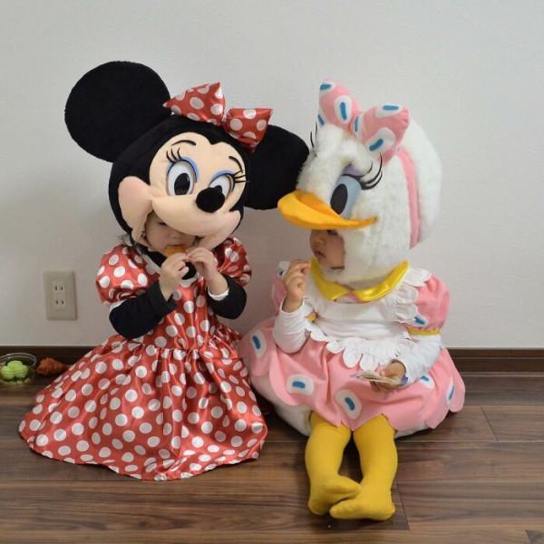 可愛的孩子們穿著媽媽為他們製作的手工服裝 可愛的孩子們穿著媽媽為他們製作的手工服裝