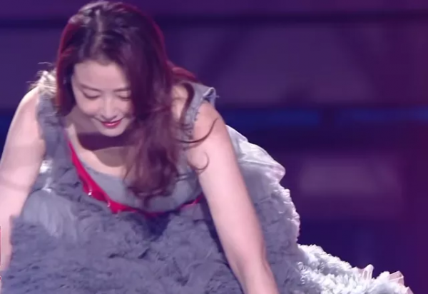 雙11晚會大翻車,周海媚邊抖邊唱,蔡徐坤難聽,吳宣儀別眨眼了 雙11晚會大翻車,周海媚邊抖邊唱,蔡徐坤難聽,吳宣儀別眨眼了