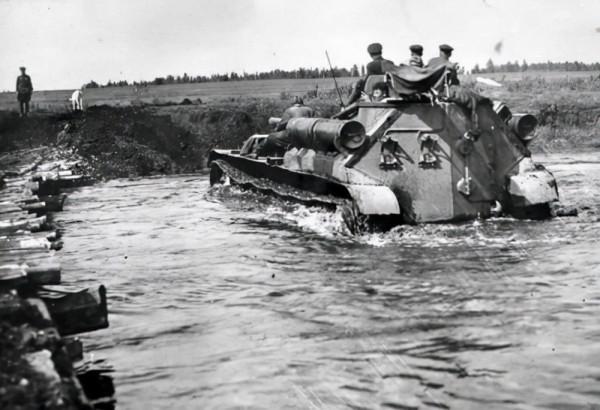 蘇聯su101坦克殲擊車：仿自德軍費迪南，駕駛員開7公里就棄車而逃