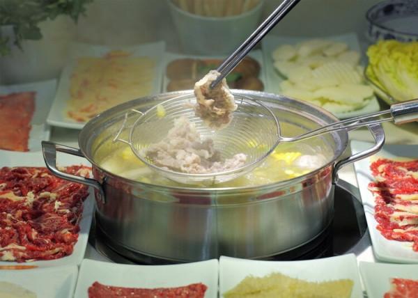 不粘鍋有毒還致癌?掉了塗層還能不能用?央視用一個實驗得到答案 不粘鍋有毒還致癌?掉了塗層還能不能用?央視用一個實驗得到答案