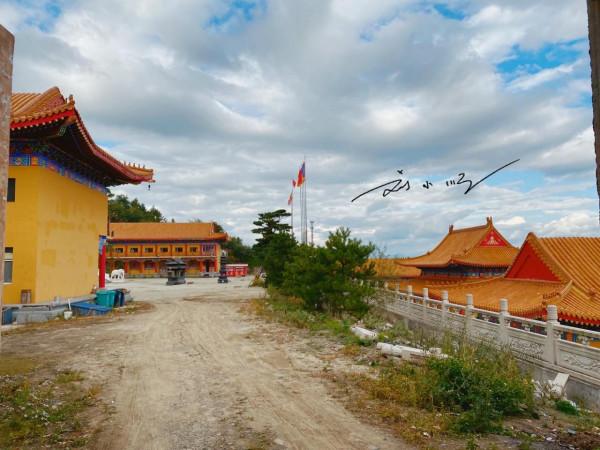 吉林琿春有一座奇怪的寺廟，看起來很新，卻荒廢已久，雜草叢生