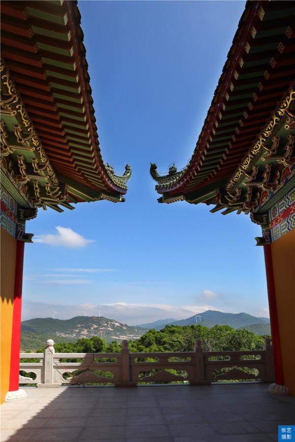 國內第一所海邊懸崖寺廟，三面環海景色極佳，被譽為陽江小故宮