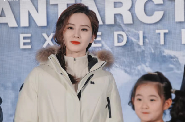 劉詩詩元宵營業照造型封神！穿露肩白裙秀天鵝頸，吳奇隆娶到寶了