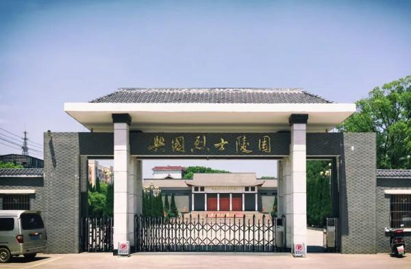 1986年，江西73歲老婦參觀烈士陵園，發現墓碑刻著自己名字，為何