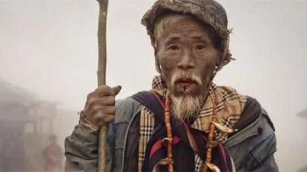 他敲掉4顆門牙，扮成乞丐趁夜間趕路，發絕密資訊助十萬紅軍脫險