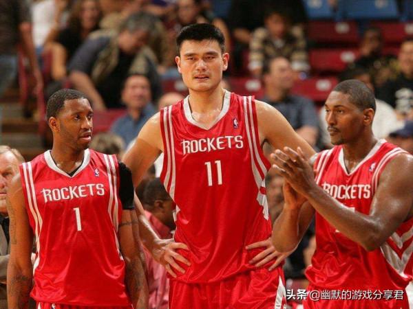 為什麼詹姆斯說：倒地之後等隊友去扶，而他自己從不去扶隊友呢？