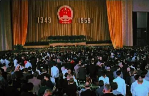 國慶10週年國宴時，在宴會廳的天花板上面藏了50多人，他們是誰