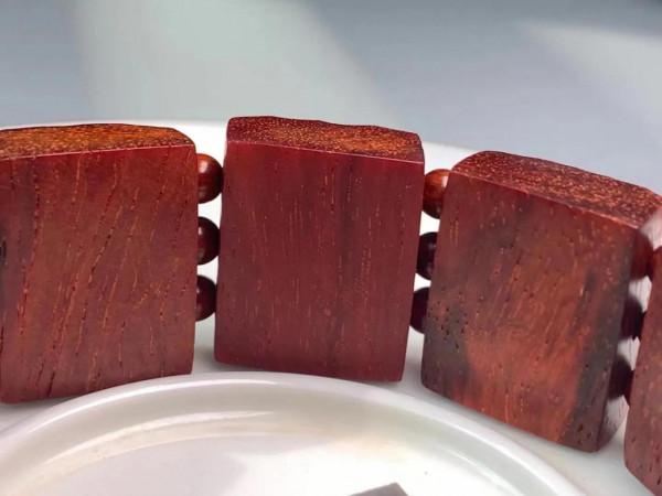 木牌，以刀削以錘紋，這手串怎麼如此漂亮