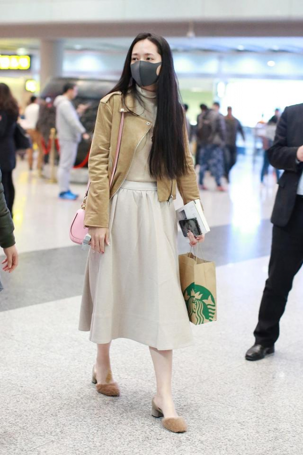 郭碧婷越來越像婆婆向太,穿印花西裝配大背頭,連氣質都一樣了 郭碧婷越來越像婆婆向太,穿印花西裝配大背頭,連氣質都一樣了