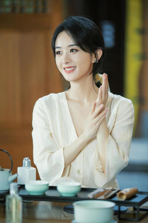 晚會臺下的趙麗穎 專心看節目的穎寶好美