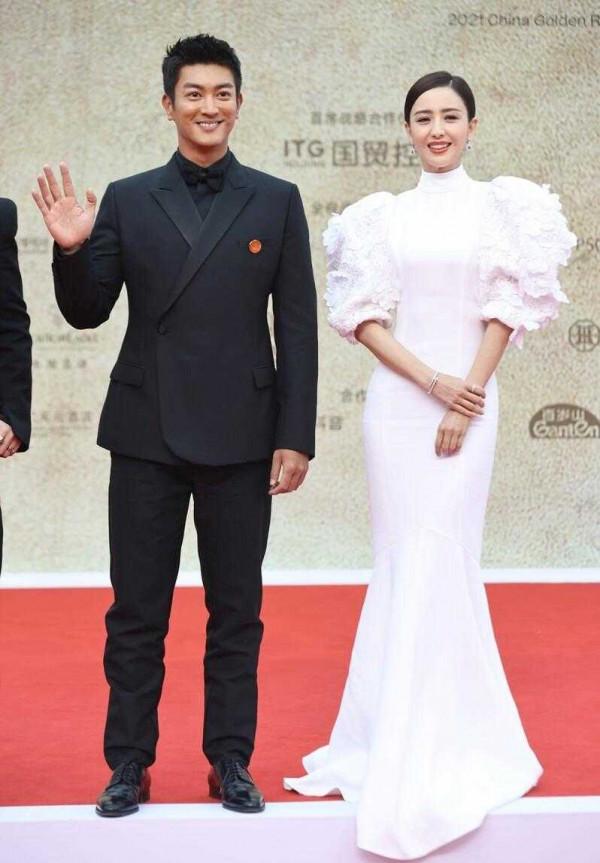 佟麗婭這回造型太美了，穿白色泡泡袖連衣裙氣場強大，美得驚豔