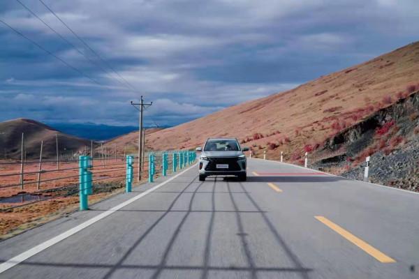 自駕川西 | 無懼暴雪、山路，與風光新580邂逅最美雪山