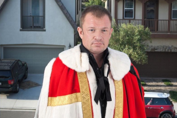 澳大利亞人在美國犯罪，自稱是英國貴族曼徹斯特公爵，但是落魄了