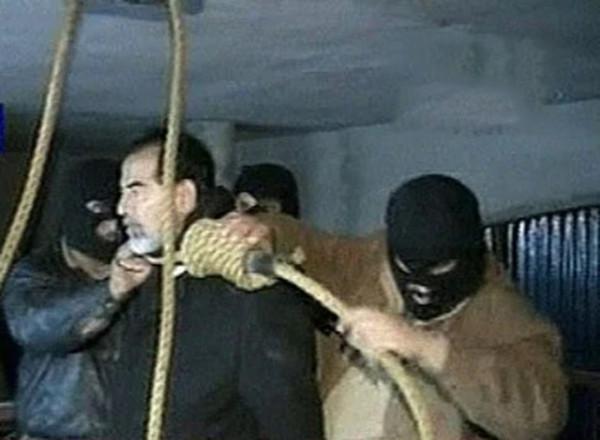 被美國教唆判處薩達姆絞刑的法官，失去美軍保護後，最終結局如何