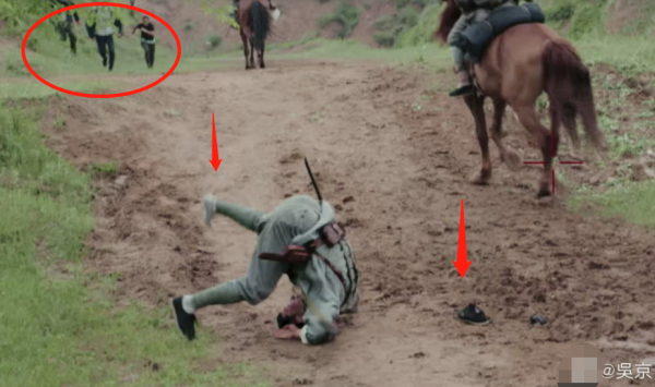 吳京曬片場演員受傷花絮照!累到躺在樹上睡覺,腳底襪子磨出大洞 吳京曬片場演員受傷花絮照!累到躺在樹上睡覺,腳底襪子磨出大洞