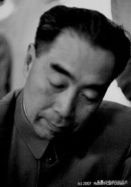 老照片 1957年美國攝影師鏡頭下的周總理 挺帥的一個人